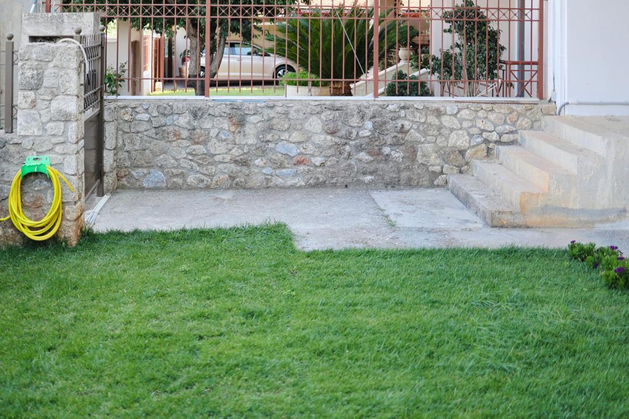 Μικρό Διαμέρισμα Της Αγγελικής Με Αυλή Και Parking Kalamata Luaran gambar